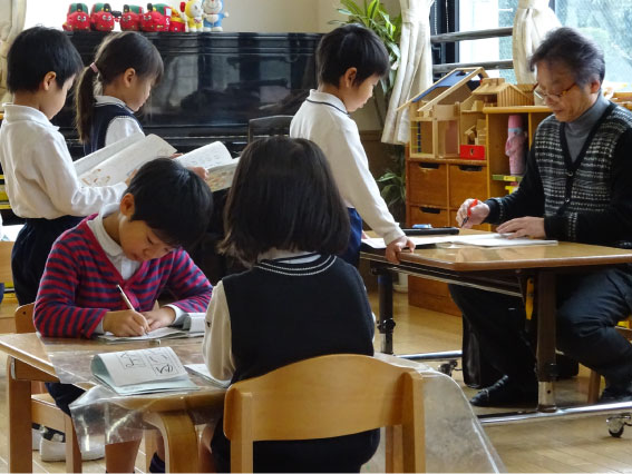 マット運動する子どもたちの写真
